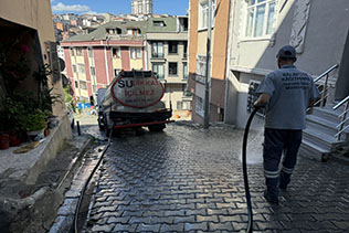 KÂĞITHANE’DE SOKAKLAR TEMİZLİKLE NEFES ALIYOR